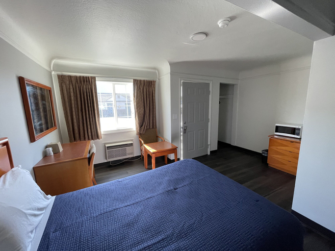 Bedroom 3, Holiday Motel, Multnomah