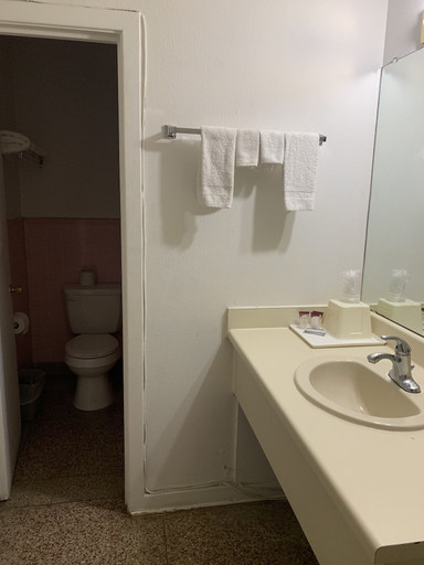 Bathroom 5, La Vista Inn, Curry