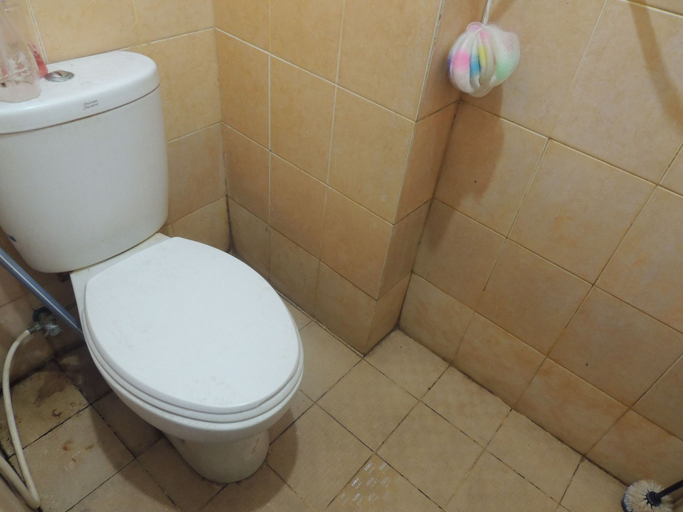 Bathroom 3, Alexandria Room at Apartement Paragon Village, Tangerang