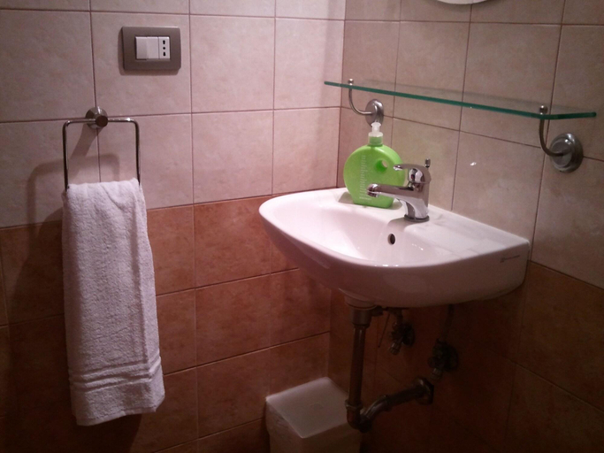 Bathroom 5, Casa di Ele, Roma