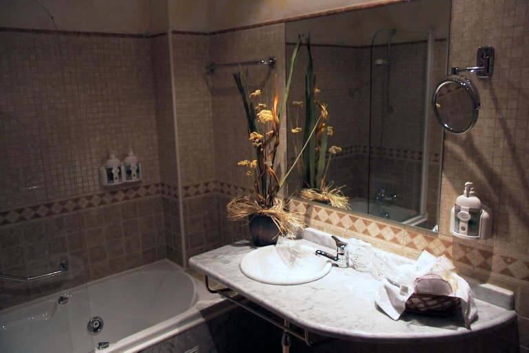 Bathroom 4, Hotel Santiago, Zamora