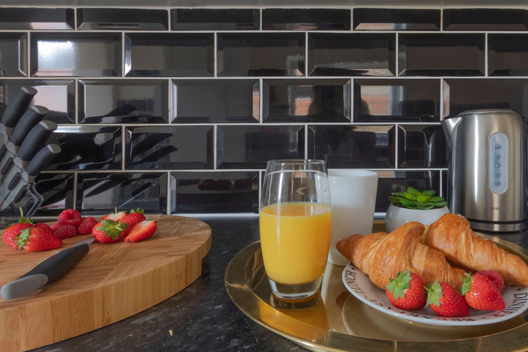 Food & Drinks 5, Karah Suites - Palmer Park - 4 Bedroom, Wokingham