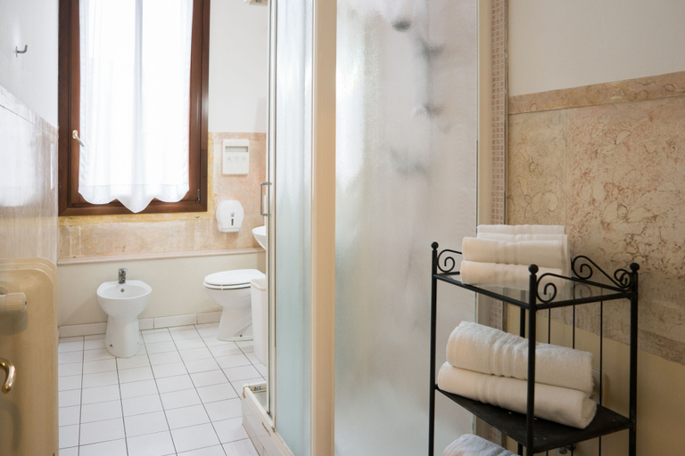 Bathroom 4, Corte Canal Venice, Venezia