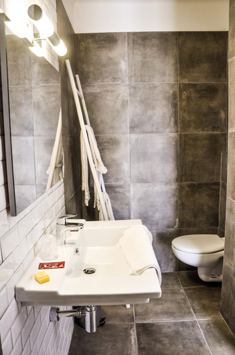 Bathroom 4, Hôtel Les Arbousiers, Haute-Corse