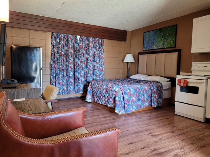Bedroom 5, Fairview Inn, Division No. 19