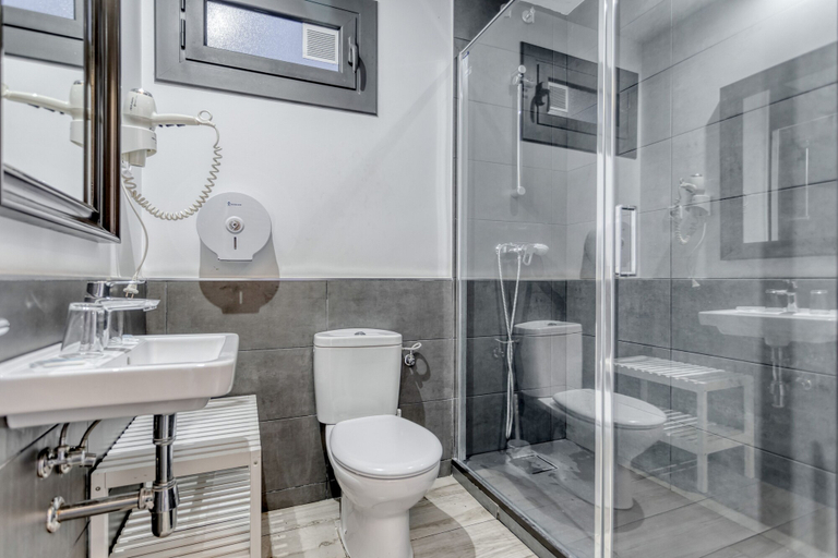 Bathroom 4, Hostal Bedmates, Barcelona
