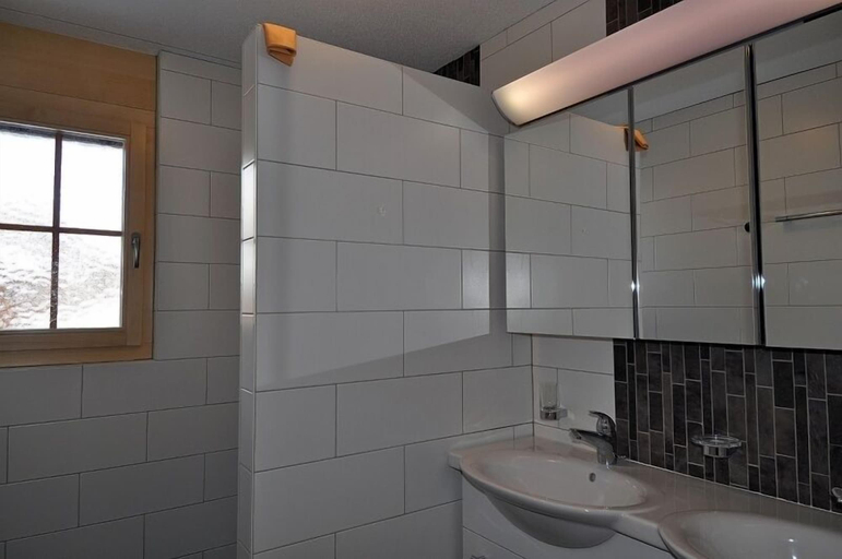 Bathroom 4, Marjo OG, Goms
