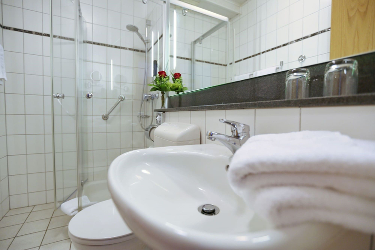 Bathroom 3, Landhotel Villa Moriz Garni, Westerwaldkreis