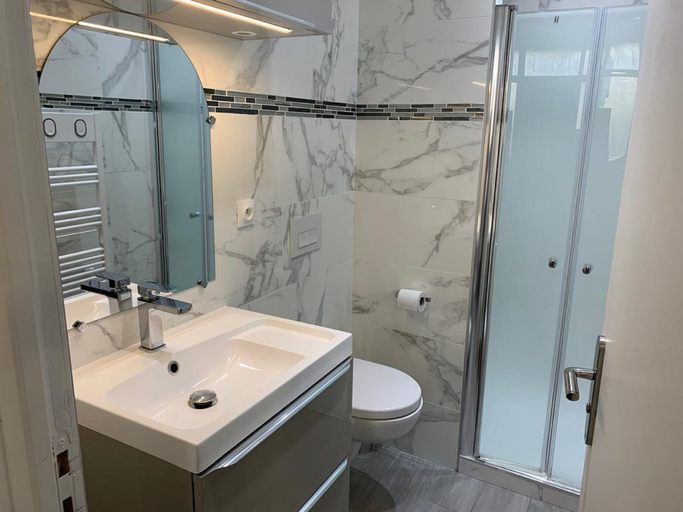 Bathroom 5, La Ferme Des Barmonts, Val-de-Marne