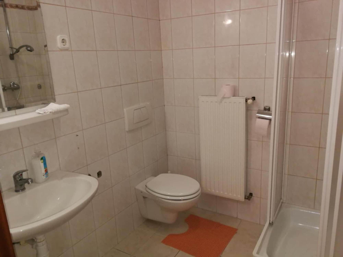 Bathroom 3, Peregrino Panzió, Budapesti