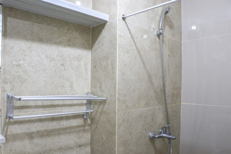Bathroom 5, Cozy and Relaxing Studio at Transpark Cibubur Apartment By Travelio, Depok
