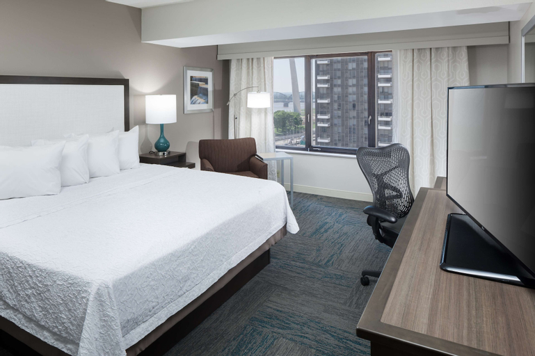 Bedroom 3, Hampton Inn St. Louis-Downtown (At the Gateway Arch), Saint Louis