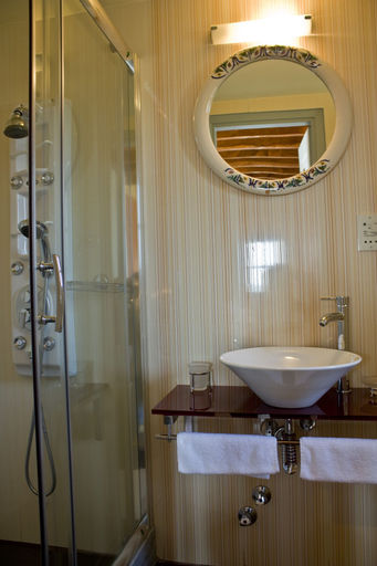 Bathroom 5, Pyrgos Petropoulaki, Peloponnese