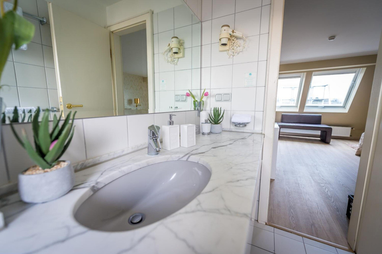 Bathroom 5, Hotel Rheydter Residenz, Mönchengladbach