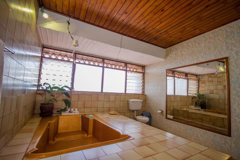 Bathroom 4, Hotel Diplomate, Kampala