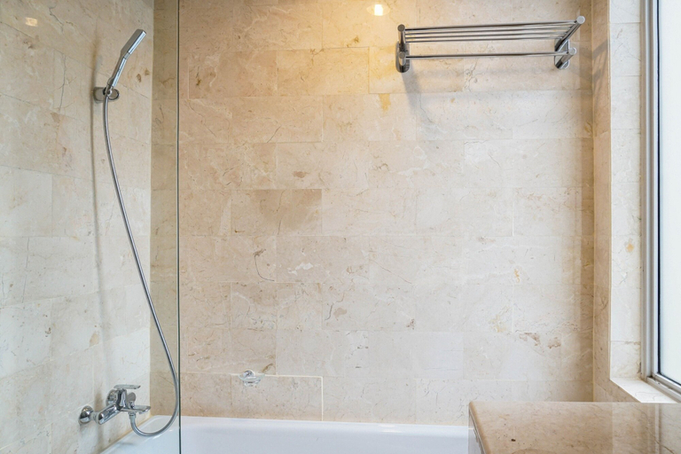 Bathroom 5, Comfortable Deluxe 2BR at The Empyreal Condominium Epicentrum Apartment By Travelio, Jakarta Selatan