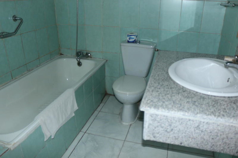 Bathroom 2, Royal Residence Guest House, Obio/Akp