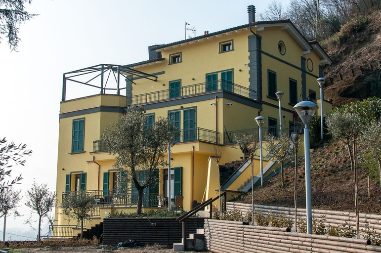 Exterior & Views