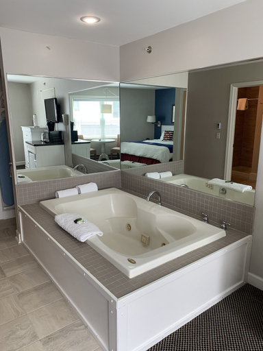 Bathroom 3, Pontiac Lodge, Mackinac