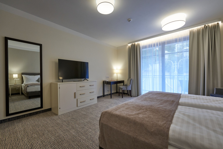 Bedroom 2, Hotel Queens, Cheb