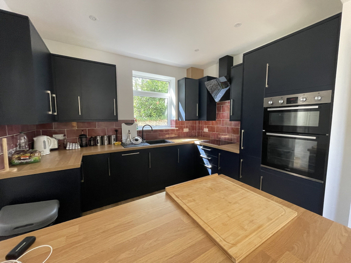Others 2, Inviting 5-bed House in Eastbourne, East Sussex