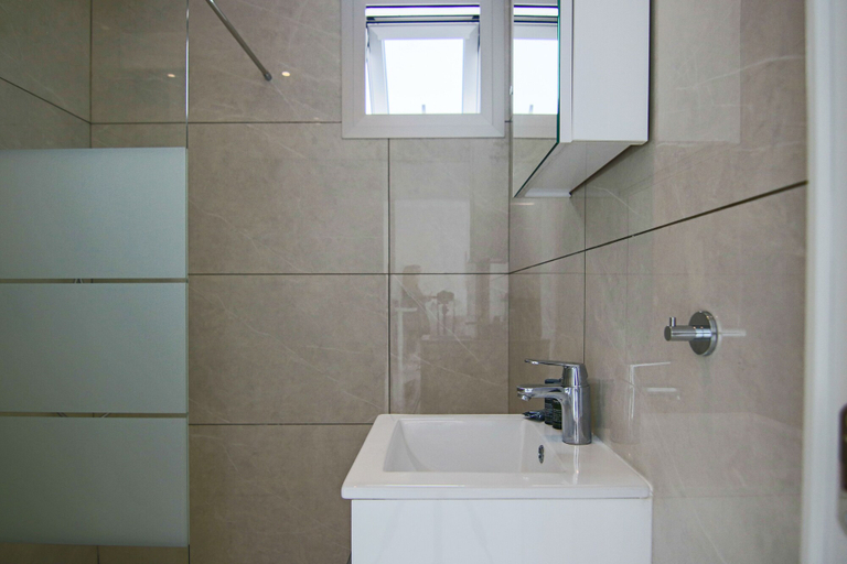 Bathroom, Phaedrus Living: Seaside Deluxe Flat Harbour 106
