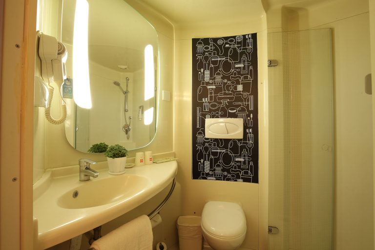 Bathroom 4, ibis Ya'an Langqiao, Ya'an