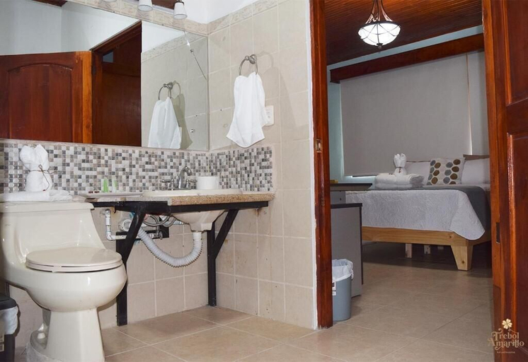 Bathroom 2, Trebol Amarillo Bed & Breakfast, Escazú