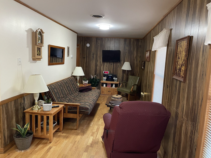 Others 4, Pine Valley Motel, Mitchell