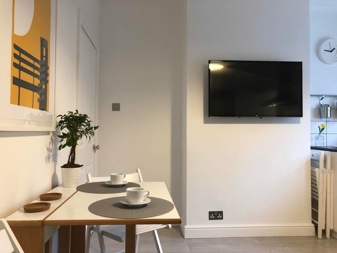 Others 4, Luxury Central Apartment 4 guests, Wokingham