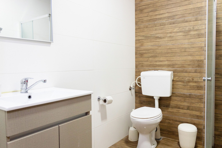 Bathroom 2, Modern Downtown 3BR by Ahlan Hospitality