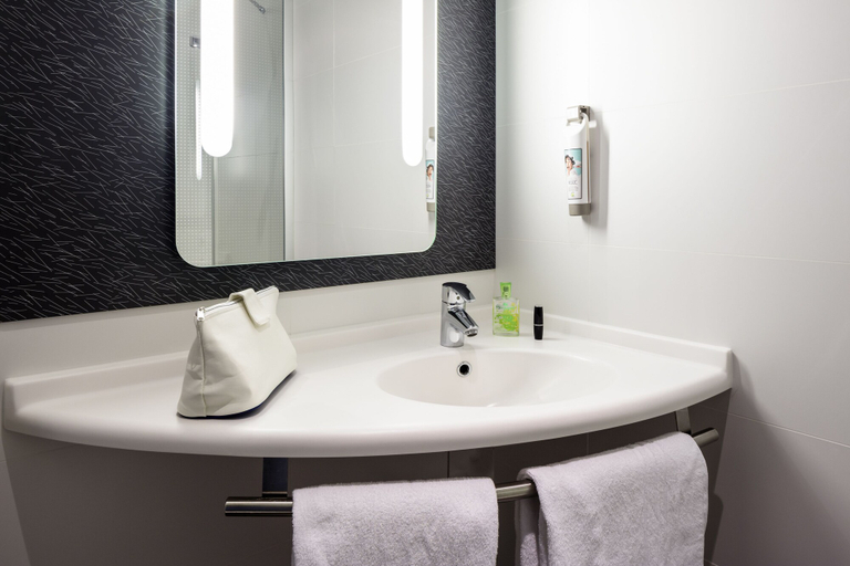 Bathroom 4, ibis Sevilla, Sevilla