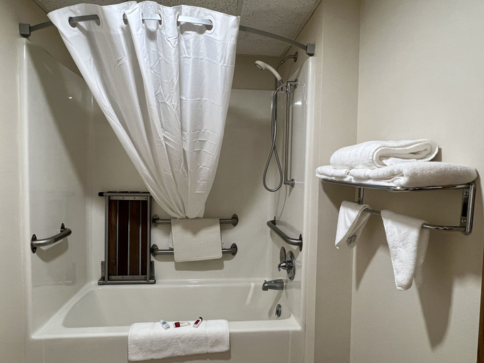 Bathroom 4, Reston Inn & Suites, Clay