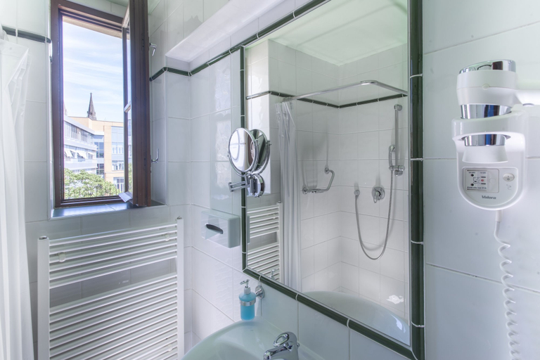 Bathroom 4, Hotel Lunik, Praha 2