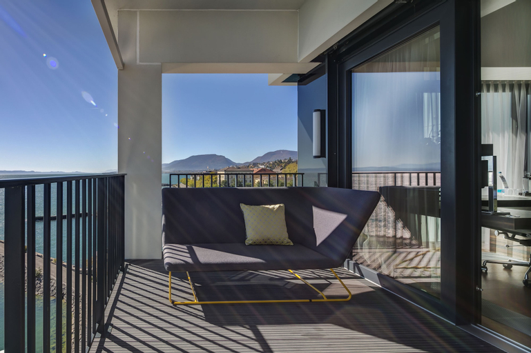 Exterior & Views 12