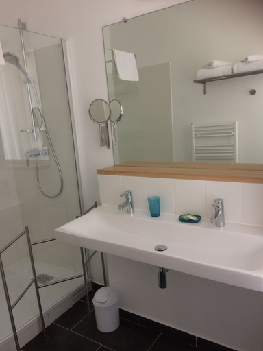 Bathroom 3, Villa Gounod, Nord