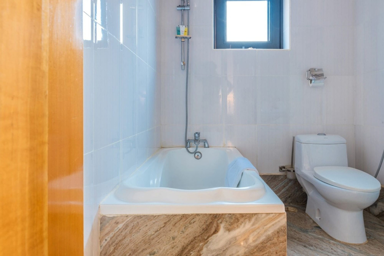 Bathroom, Spacious Apartment in Secure Resort, 4-6 People, Kampala