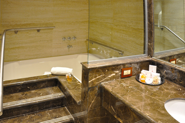Bathroom 4, Gran Amérian Carlos V, Rió Hondo