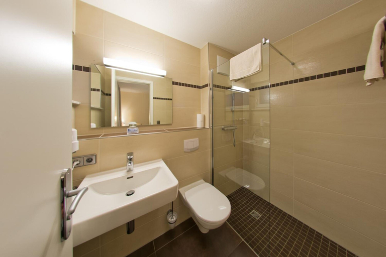 Bathroom 3, Hotel-Restaurant Sonneneck, Freudenstadt