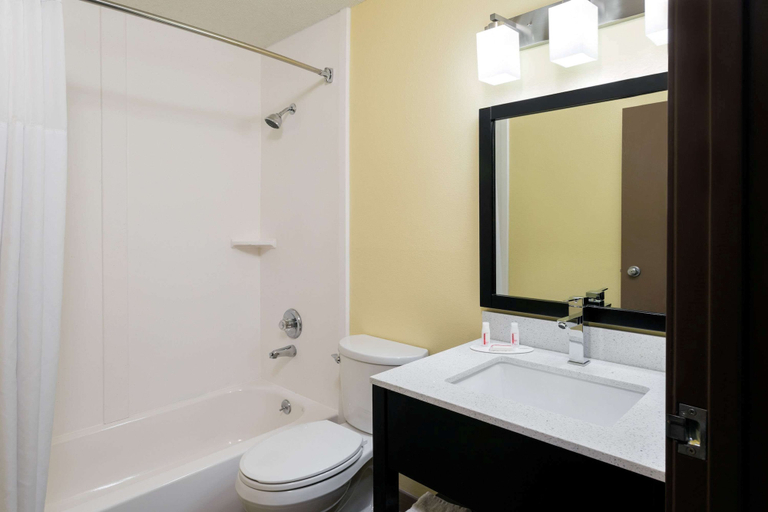 Bathroom 3, Super 8 by Wyndham Marietta, Washington