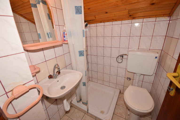 Bathroom 4, Malovic Apartments