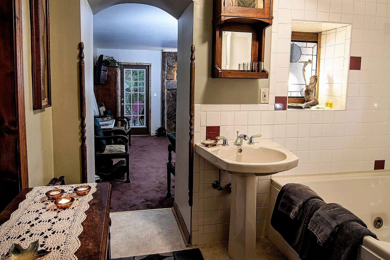 Bathroom 3, BENTON PLACE INN, Carroll