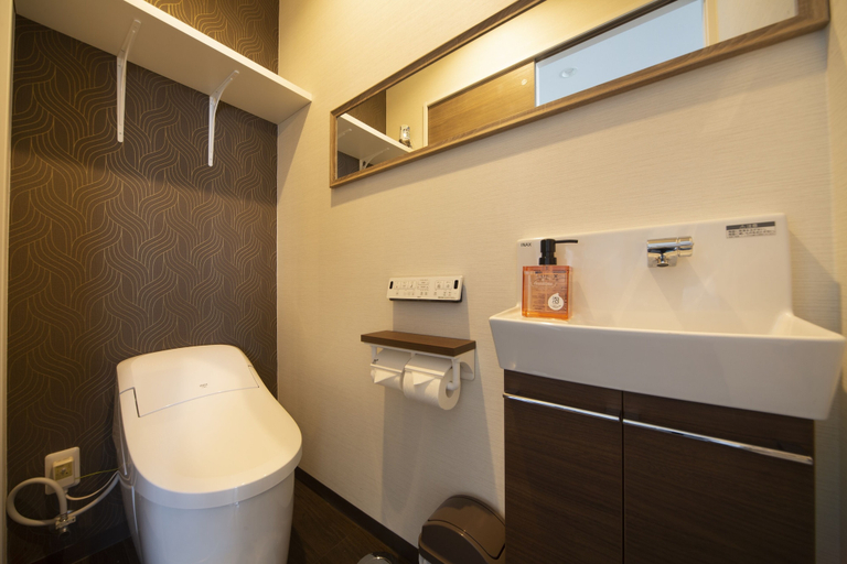 Bathroom 4, Curchibe, Onna