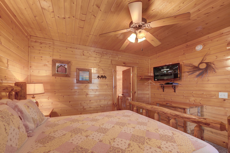 Bedroom 2, Estate of Relaxation, Sevier