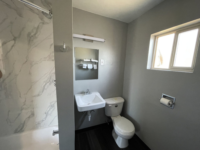 Bathroom 4, Holiday Motel, Multnomah