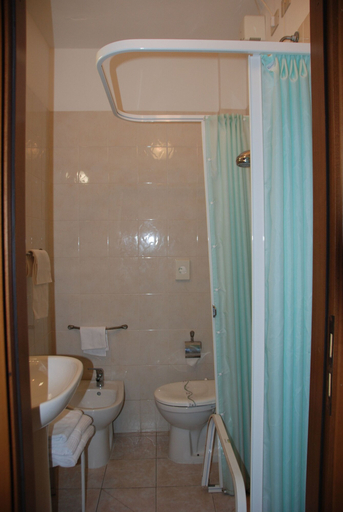 Bathroom 4, Hotel Turandot, Lucca