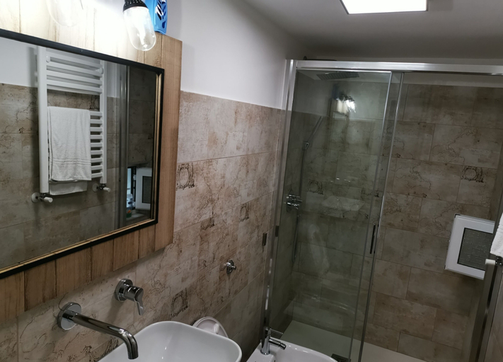 Bathroom 5, Bye Rome, Roma