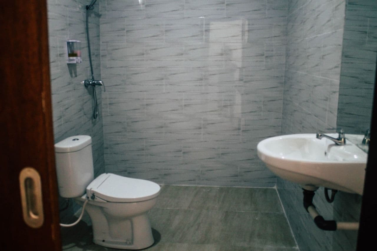 Bathroom 3, Kanten Sweet, Klungkung