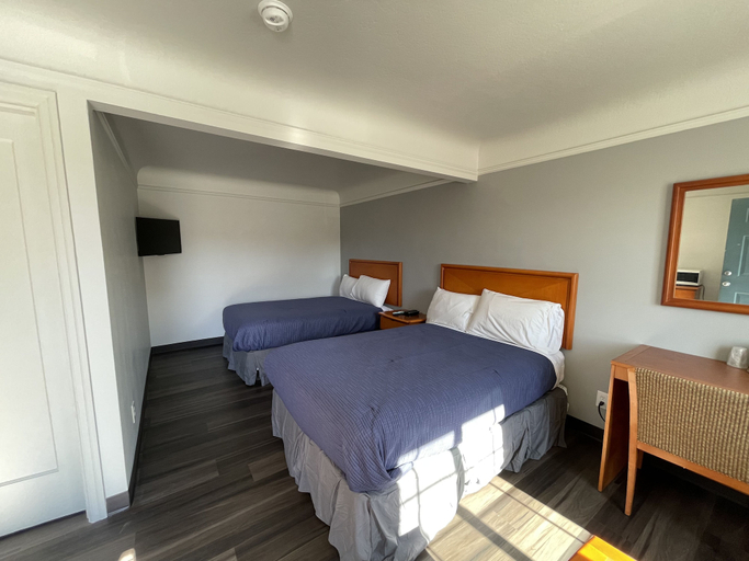 Bedroom 5, Holiday Motel, Multnomah