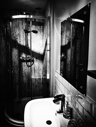 Bathroom 3, Waunwthan: B&B Suites, Carmarthenshire